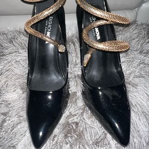 Black pump with gold snake anklet! 😍 size 11.